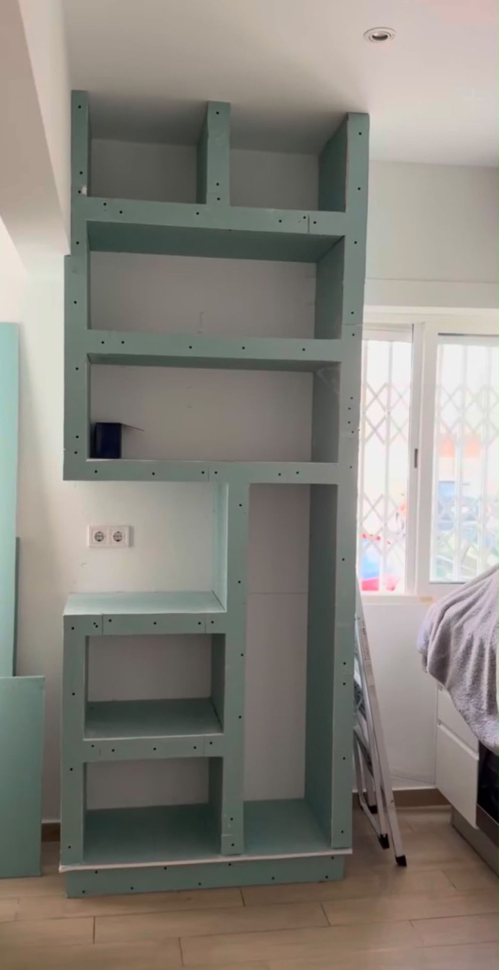 Estante alta em pladur hidrófugo num quarto