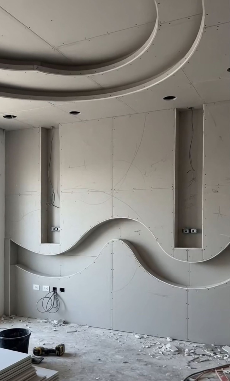 Teto com sancas curvas e parede com ondas em pladur, antes do acabamento